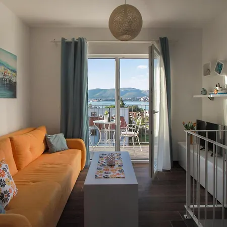 Beautiful In Okrug Gornji With Kitchen Appartement
