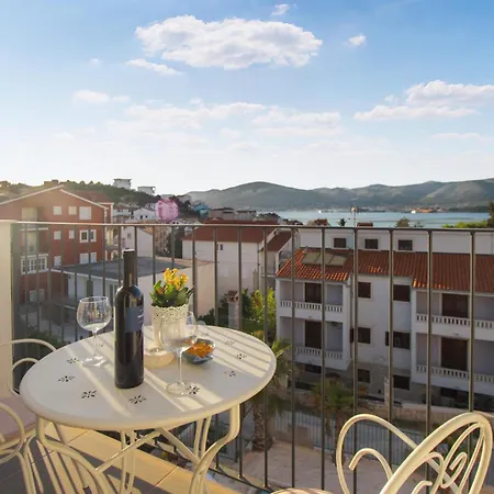 Beautiful In Okrug Gornji With Kitchen *