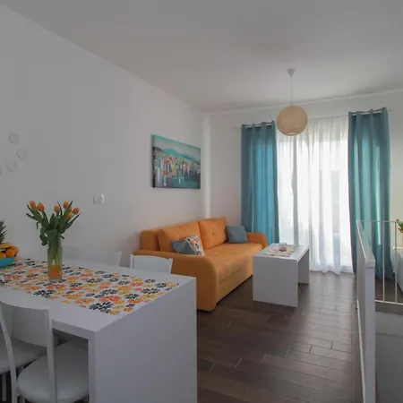 Beautiful In Okrug Gornji With Kitchen Appartement