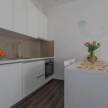 Appartement Beautiful In Okrug Gornji With Kitchen Trogir