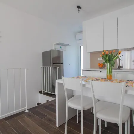 Appartement Beautiful In Okrug Gornji With Kitchen