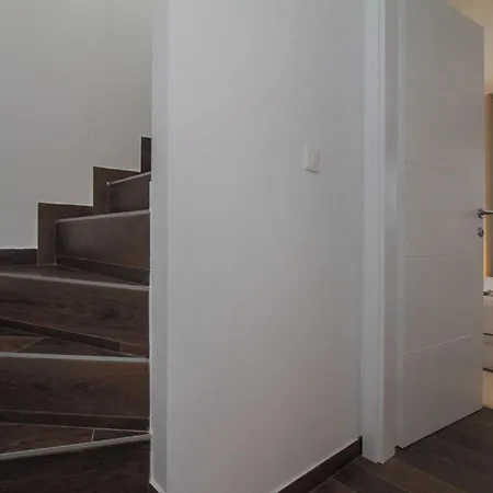 Lovely In Okrug Gornji *