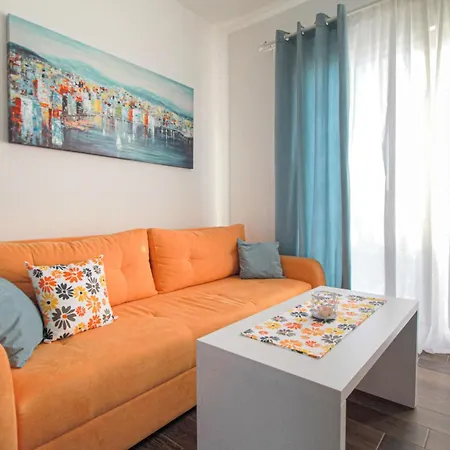 Beautiful In Okrug Gornji With Kitchen *