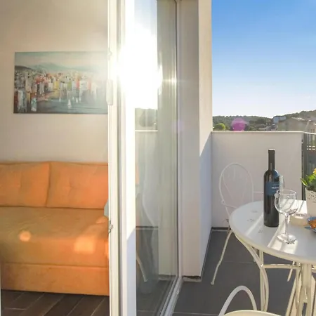 Beautiful In Okrug Gornji With Kitchen * Trogir