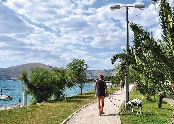 Lovely In Okrug Gornji Apartment Trogir